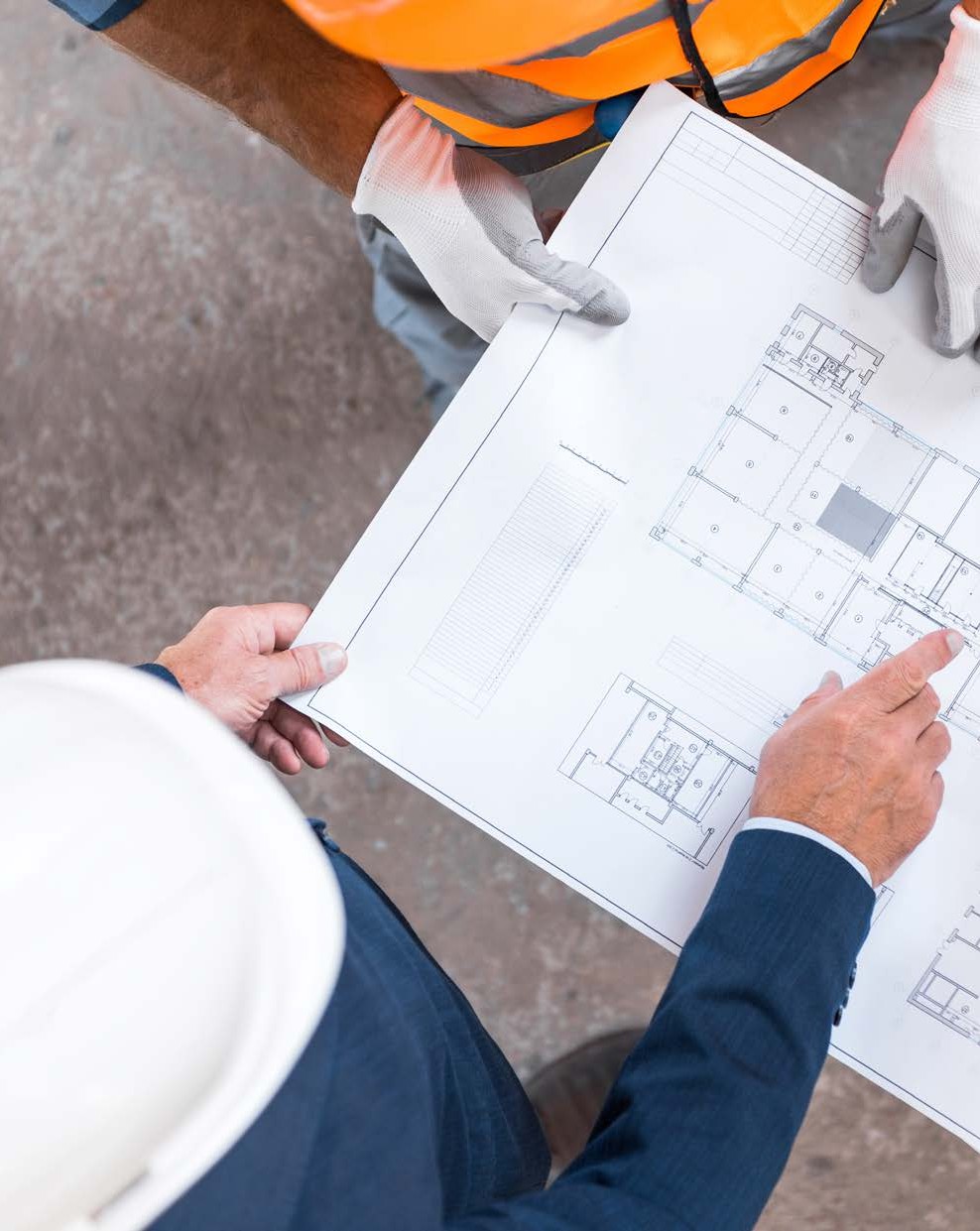 Profissional analisando um projeto técnico