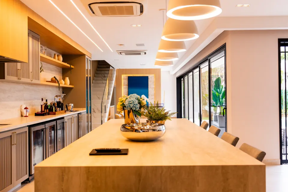 Cozinha gourmet com ilha central e iluminação planejada