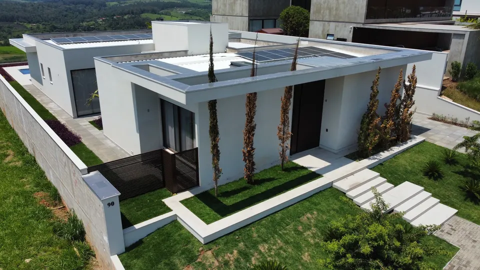 Vista aérea de residência contemporânea e seus jardins