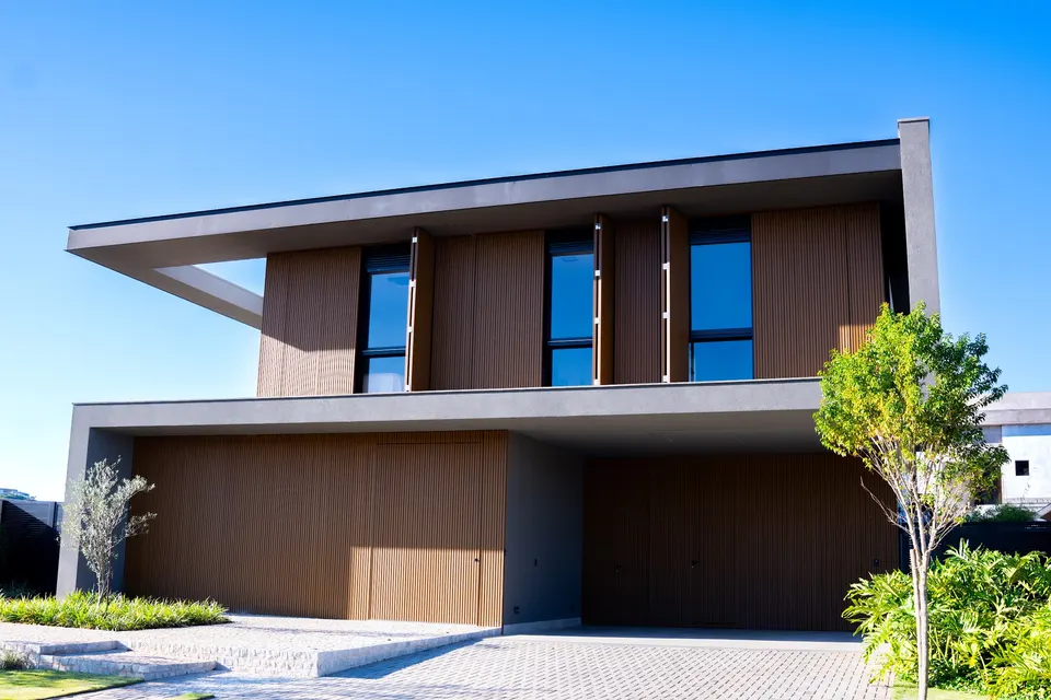 Fachada contemporânea revestida em madeira