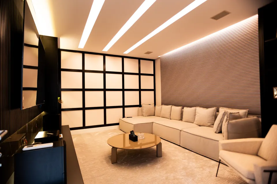 Home cinema com iluminação arquitetônica e acabamentos concluídos