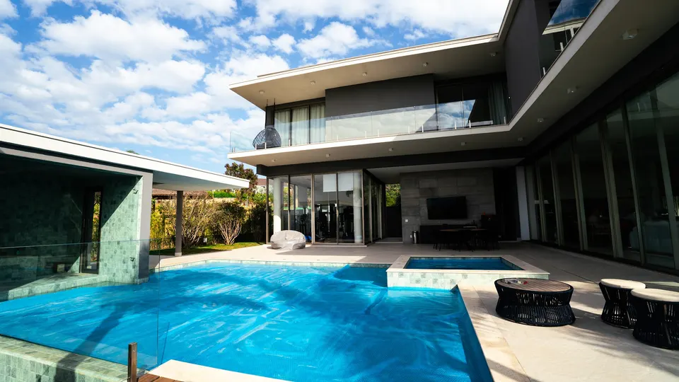 Pátio com piscina de residência contemporânea