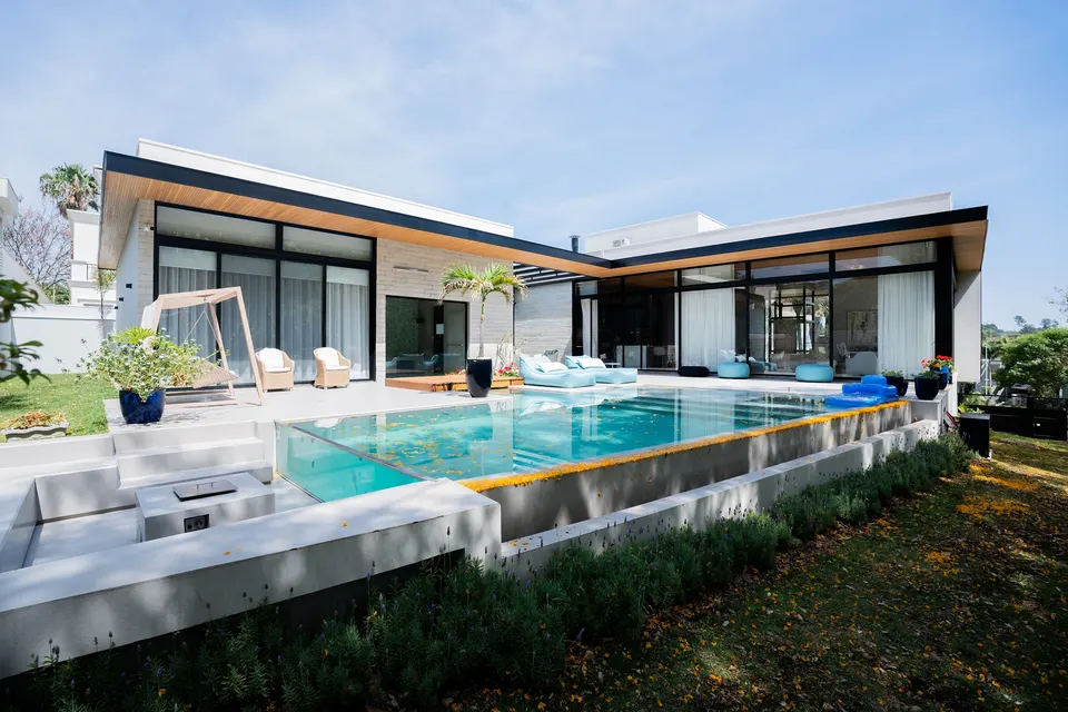 Piscina integrada à arquitetura de uma residência concluída