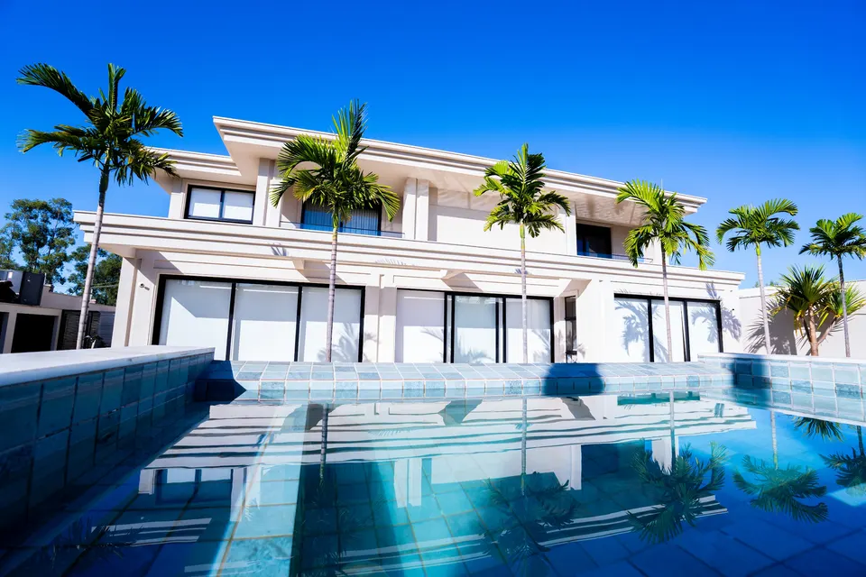 Piscina diante da fachada de uma residência clássica