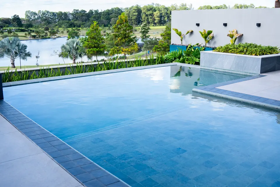 Piscina com borda visual voltada para a paisagem