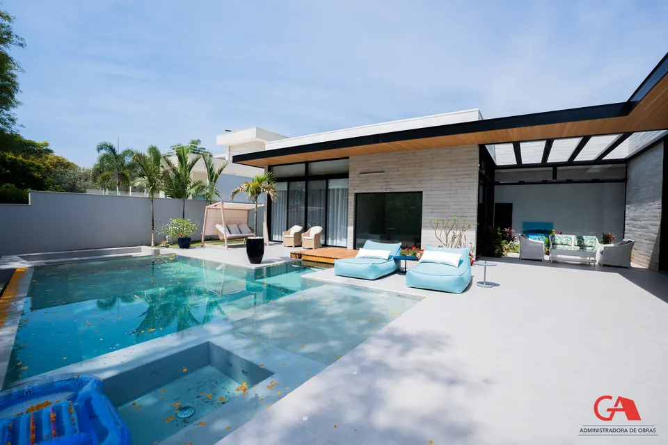 Área externa com piscina, spa e varanda gourmet integrada à residência