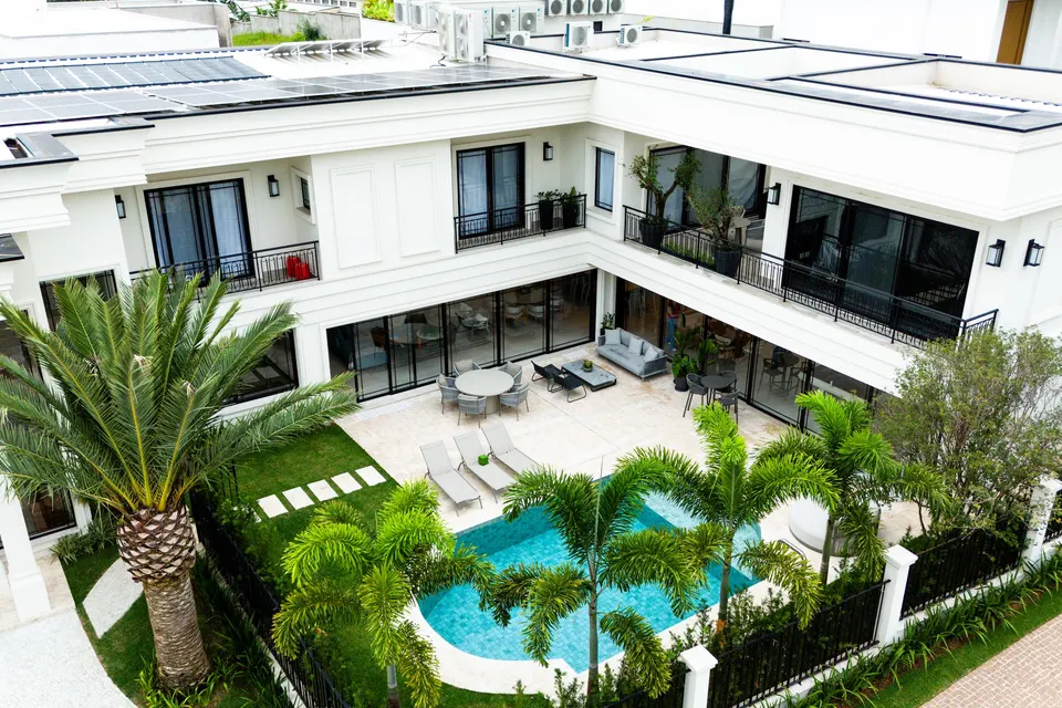 Vista aérea de residência com pátio e piscina