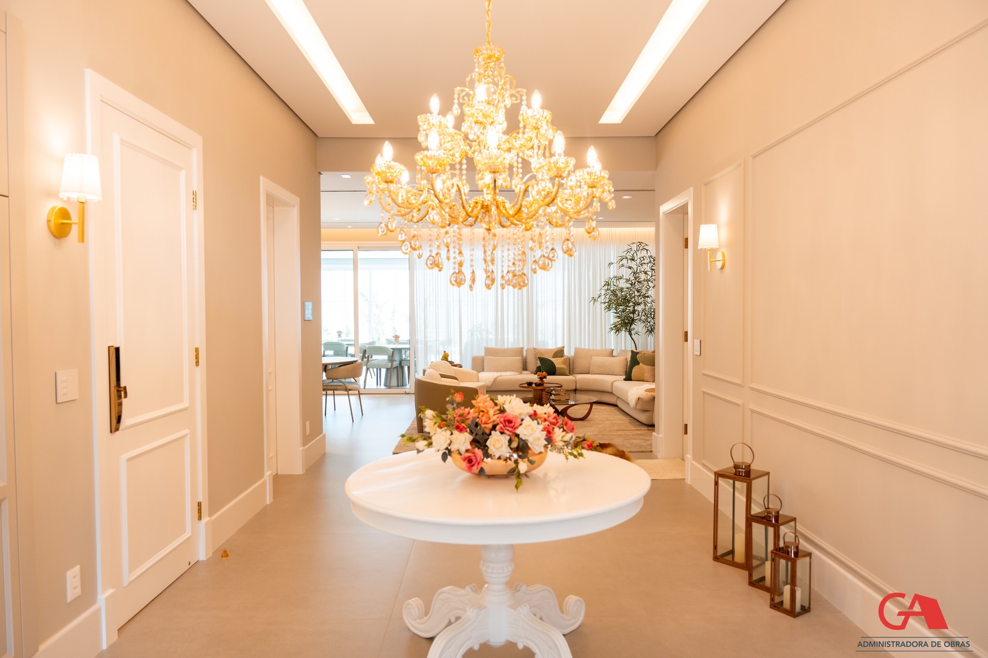 Interior de residência de alto padrão com lustre e mesa de jantar