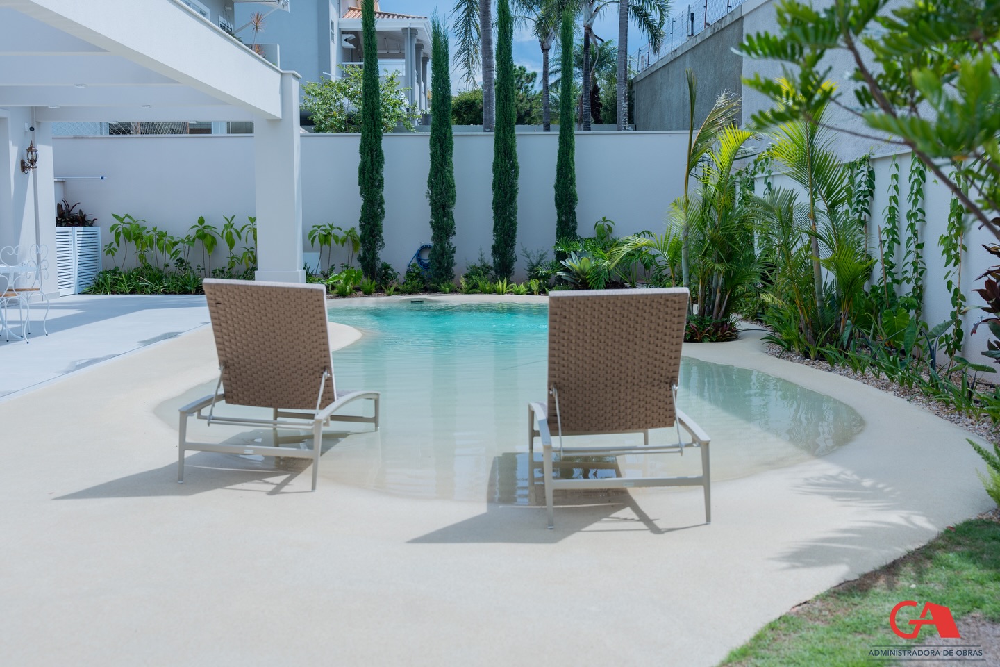 Área externa de residência concluída, com piscina e paisagismo